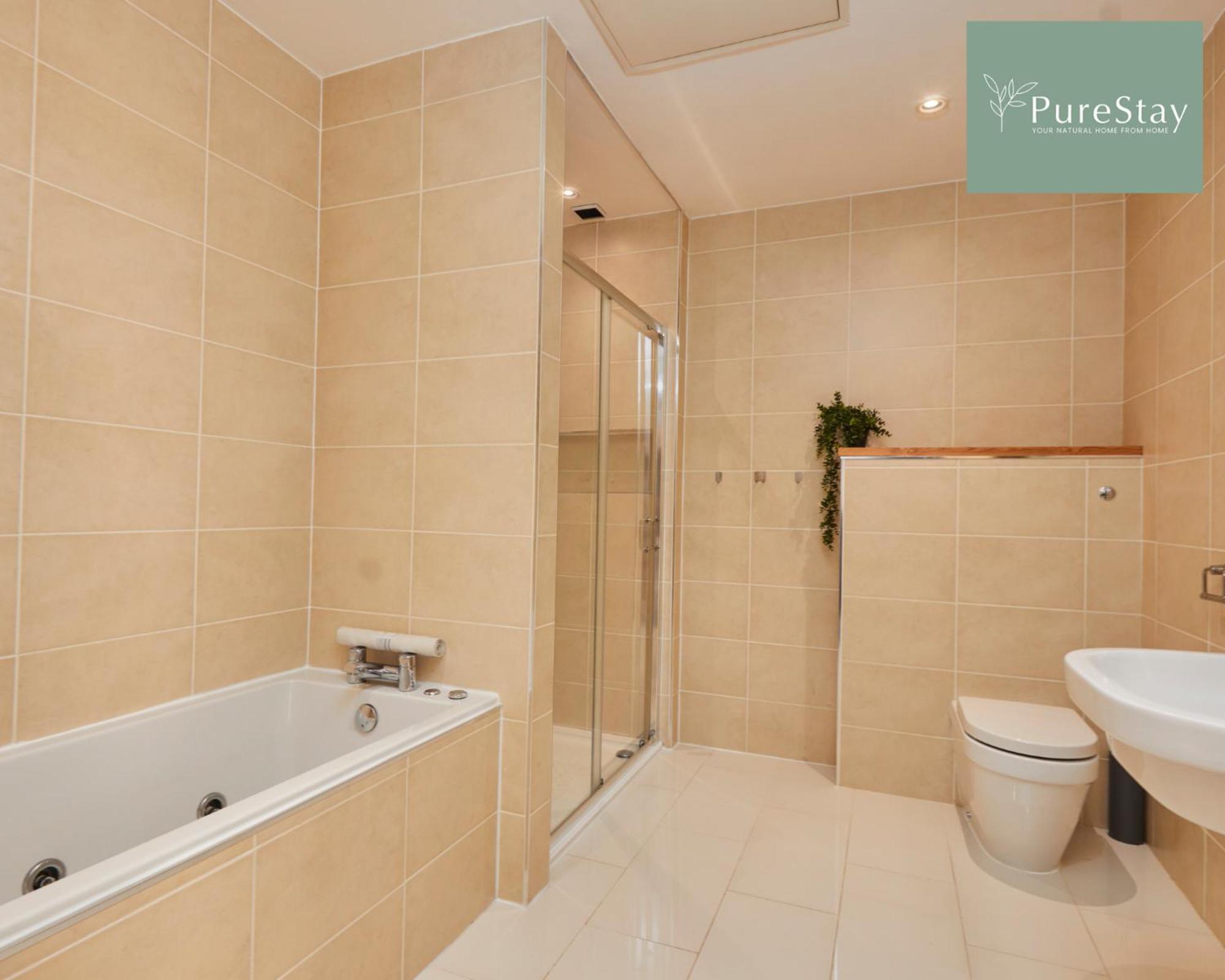 Superb House Manchester Near Etihad With Free Parking Sleeps 8 ภายนอก รูปภาพ
