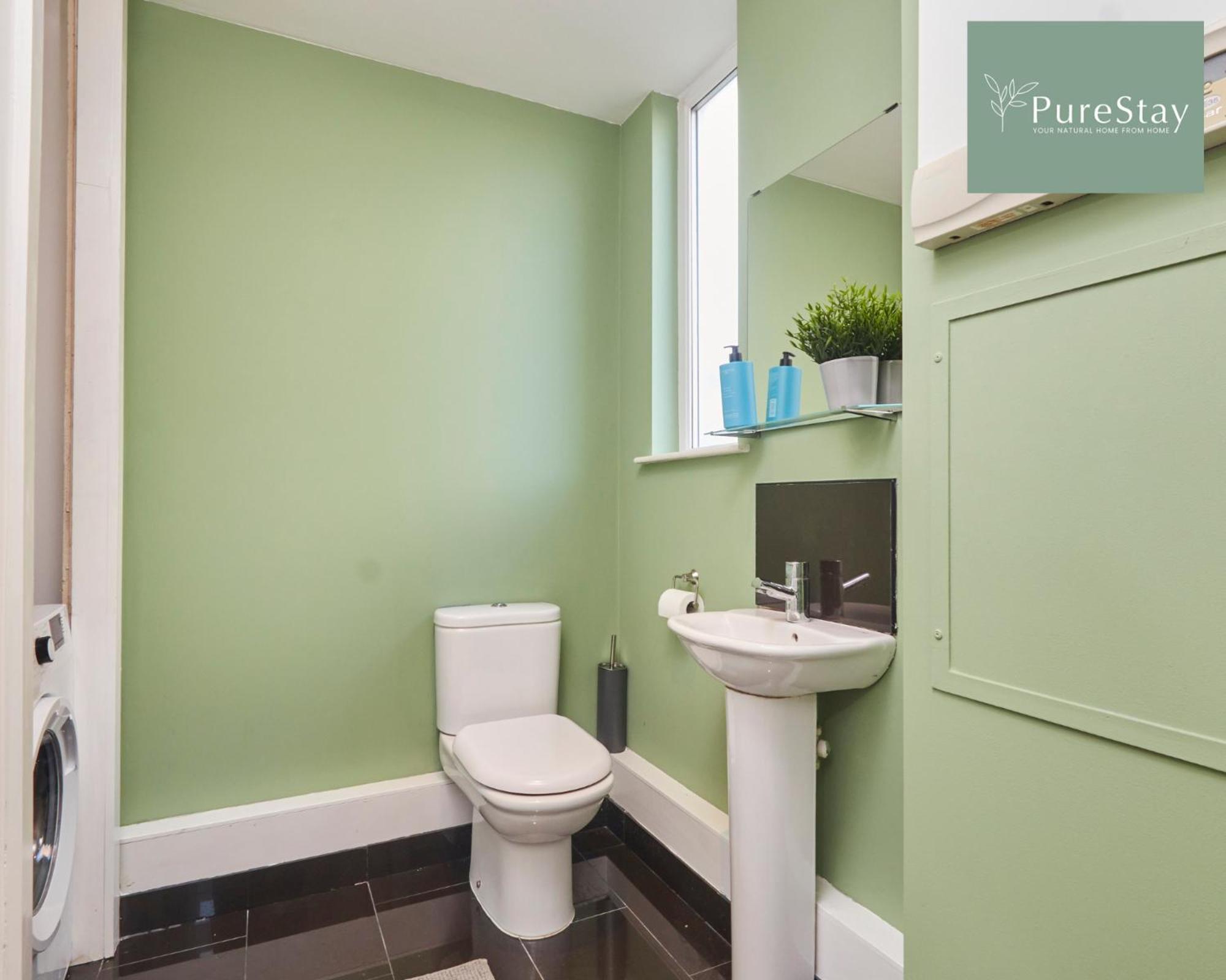 Superb House Manchester Near Etihad With Free Parking Sleeps 8 ภายนอก รูปภาพ