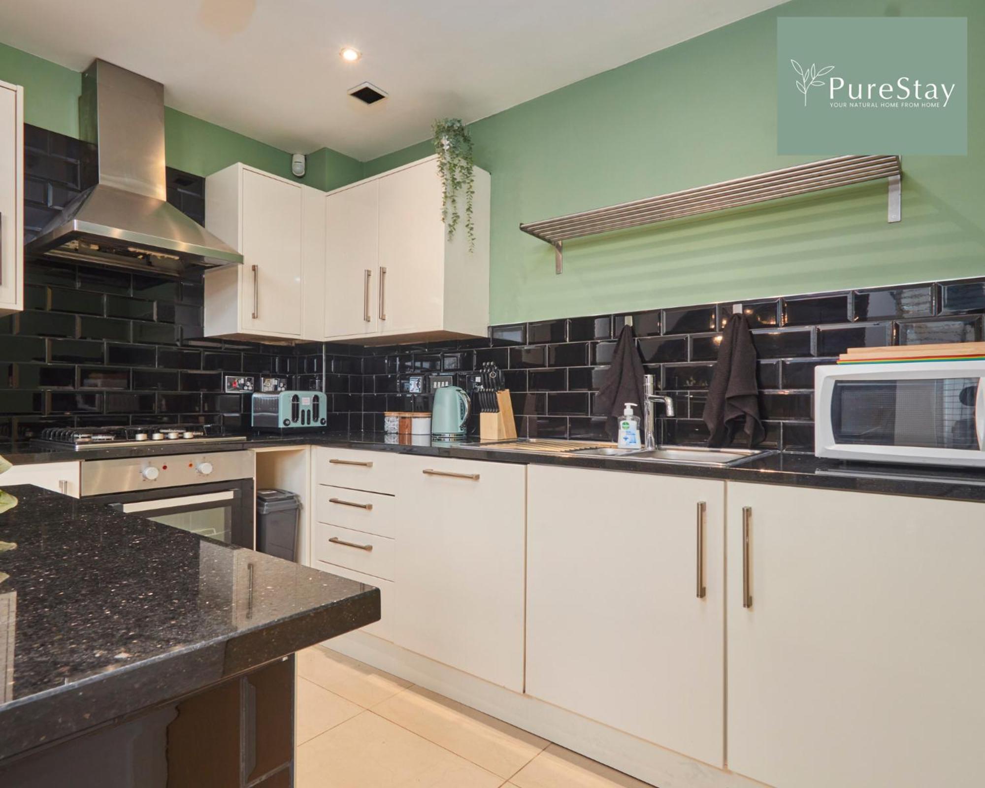 Superb House Manchester Near Etihad With Free Parking Sleeps 8 ภายนอก รูปภาพ